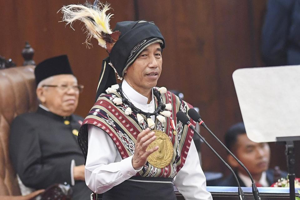 Alasan Jokowi Mengenakan Baju Tanimbar Dari Tutup Kepala Hingga Kalung