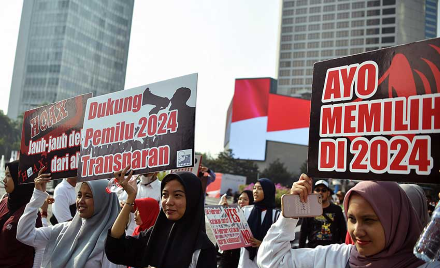 Pengaruh Media Sosial Terhadap Politik Amerika: Menyebarkan Hoaks atau Memperkuat Suara?