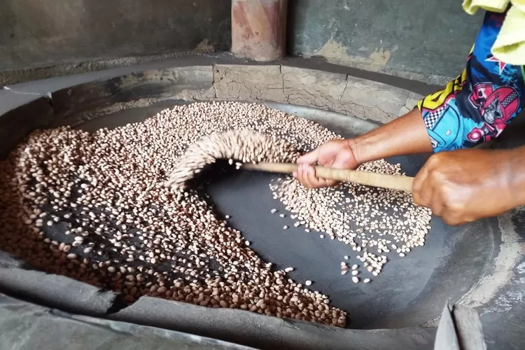 Mengungkap Sejarah Kacang Bogares Camilan Ikonik Khas Tegal