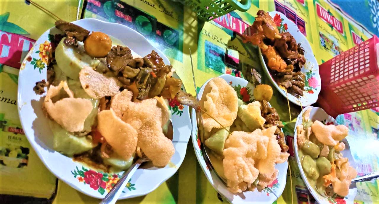 Kupat Blengong: Kuliner Unik Khas Brebes yang Menggoda Selera