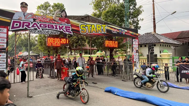 kemeriahan-dragbike-pemula-2025-di-alun-alun-slawi-450-pembalap-unjuk-gigi