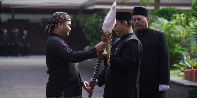 Bupati Ischak Serahkan Tombak Kiai Plered, Kirab Pusaka Siap Dimulai