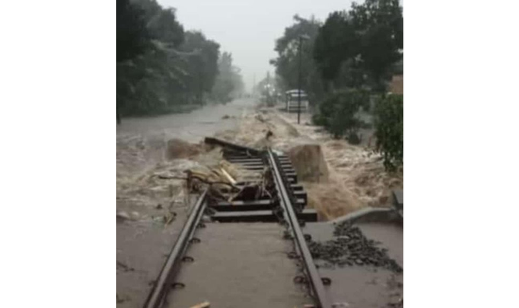 Rel KA Prupuk Slawi Tergenang Banjir, Twit Jadi Viral