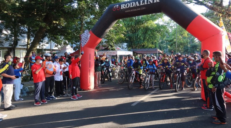 ribuan-pesepeda-meriahkan-hari-jadi-ke-424-kabupaten-tegal-dengan-gowes-bareng-di-slawi