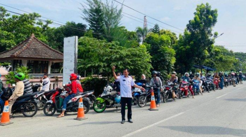 Ribuan Warga Tegal Manfaatkan Pemutihan Tunggakan Pajak Kendaraan, Antrean Mengular Hingga 1 Km