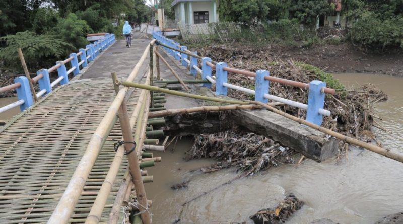 wabup-tegal-kholid-soroti-jembatan-kali-cenang-usai-temui-warga-terdampak-banjir